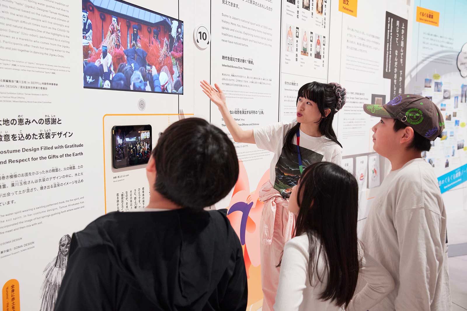 ギャラリーツアーで展示を巡っている様子